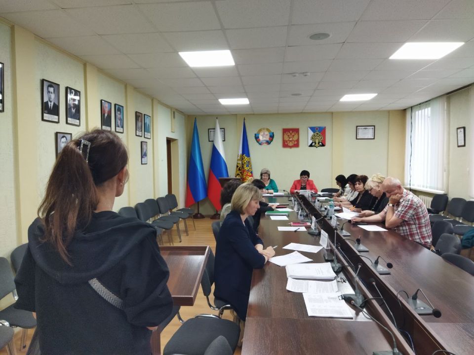 Сегодня в Администрации городского округа город Ровеньки состоялось заседание городской комиссии по делам несовершеннолетних и защите их прав Сегодня в Администрации городского округа город Ровеньки состоялось заседание городской комиссии по делам несовершеннолетних и защите их прав