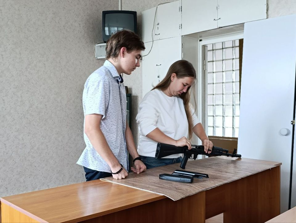 В Кировске единороссы провели для молодежи мастер-класс по сборке и разборке автомата В Кировске единороссы провели для молодежи мастер-класс по сборке и разборке автомата