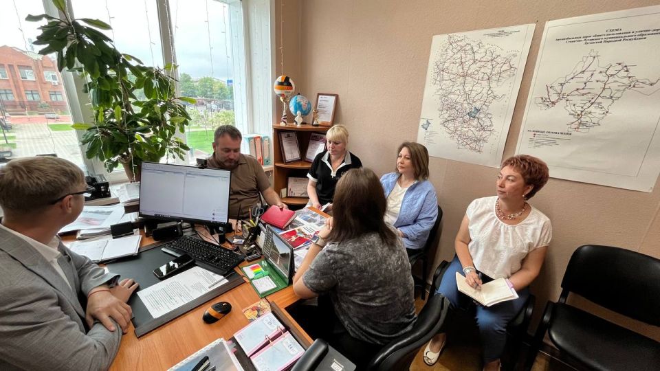 Альберт Зинченко: Сегодня заместитель Главы Станично-Луганского муниципального округа Андрей Бидлюченко провел рабочее совещание с начальниками управлений и отделов Администрации Станично-Луганского муниципального округа ЛНР Альберт Зинченко: Сегодня заместитель Главы Станично-Луганского муниципального округа Андрей Бидлюченко провел рабочее совещание с начальниками управлений и отделов Администрации Станично-Луганского муниципального округа ЛНР