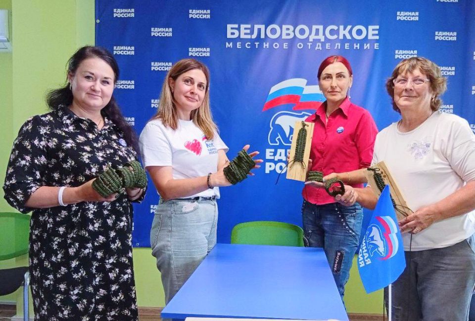 Активистки из Беловодска сплели тактические браслеты для участников СВО Активистки из Беловодска сплели тактические браслеты для участников СВО