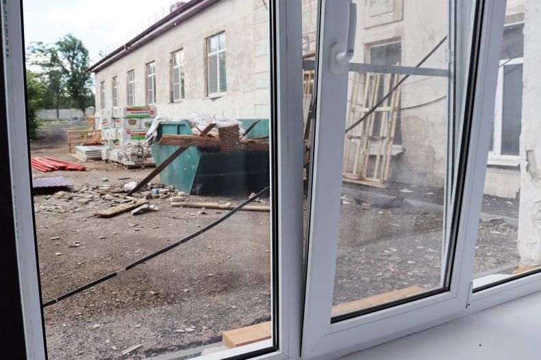 В Володарской СШ Хакасией продолжаются ремонтные работы В Володарской СШ Хакасией продолжаются ремонтные работы