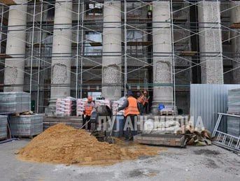 В Краснодоне продолжается капитальный ремонт фасада ДК им. «Молодой гвардии» В Краснодоне продолжается капитальный ремонт фасада ДК им. «Молодой гвардии»