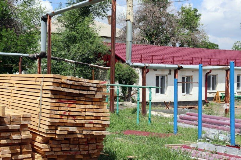 В Володарской СШ Хакасией продолжаются ремонтные работы В Володарской СШ Хакасией продолжаются ремонтные работы