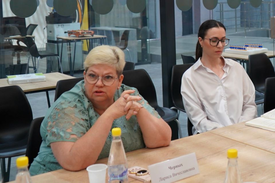Что там в Свердловске?. Глава Администрации муниципалитета Андрей Сухачев встретился с руководителем арт-резиденции в городе Красноярске «Каменка» Евгенией Петровой Что там в Свердловске?. Глава Администрации муниципалитета Андрей Сухачев встретился с руководителем арт-резиденции в городе Красноярске «Каменка» Евгенией Петровой