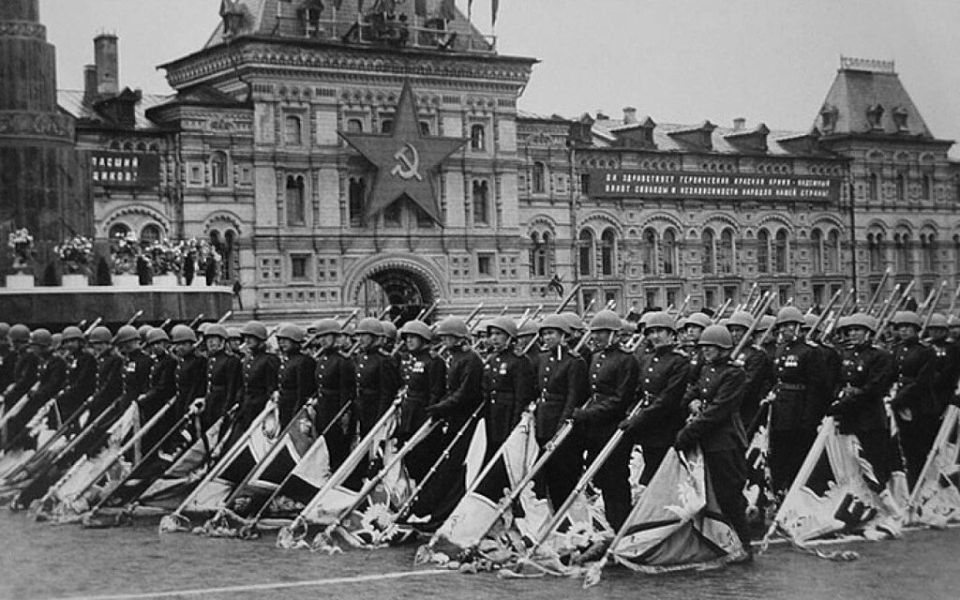 24 июня 1945 года в Москве на Красной площади состоялся Парад Победы, посвящённый триумфу СССР над фашистской Германией в Великой Отечественной войне 24 июня 1945 года в Москве на Красной площади состоялся Парад Победы, посвящённый триумфу СССР над фашистской Германией в Великой Отечественной войне