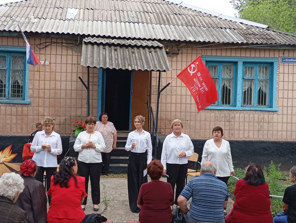В клубе поселка Атамановка состоялся спектакль «Бабы - 42год. Просто надо жить» В клубе поселка Атамановка состоялся спектакль «Бабы - 42год. Просто надо жить»