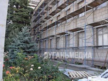 В Краснодоне продолжается капитальный ремонт фасада ДК им. «Молодой гвардии» В Краснодоне продолжается капитальный ремонт фасада ДК им. «Молодой гвардии»
