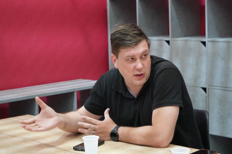 Что там в Свердловске?. Глава Администрации муниципалитета Андрей Сухачев встретился с руководителем арт-резиденции в городе Красноярске «Каменка» Евгенией Петровой Что там в Свердловске?. Глава Администрации муниципалитета Андрей Сухачев встретился с руководителем арт-резиденции в городе Красноярске «Каменка» Евгенией Петровой