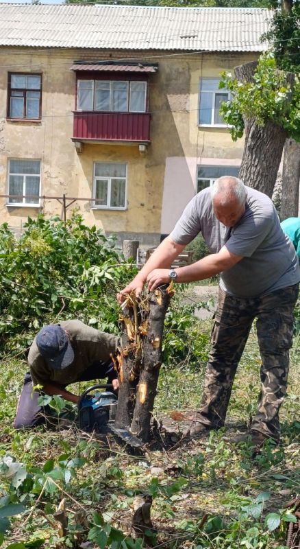 В пгт Дубовский состоялся очередной субботник, в котором приняли участие сотрудники отдела по делам территорий Администрации Антрацитовского МО, рабочие по благоустройству территории, члены Дубовского первичного отделения... В пгт Дубовский состоялся очередной субботник, в котором приняли участие сотрудники отдела по делам территорий Администрации Антрацитовского МО, рабочие по благоустройству территории, члены Дубовского первичного отделения...