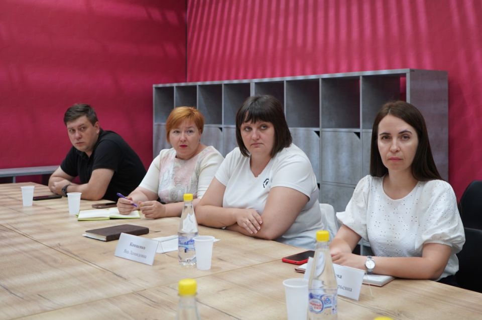Что там в Свердловске?. Глава Администрации муниципалитета Андрей Сухачев встретился с руководителем арт-резиденции в городе Красноярске «Каменка» Евгенией Петровой Что там в Свердловске?. Глава Администрации муниципалитета Андрей Сухачев встретился с руководителем арт-резиденции в городе Красноярске «Каменка» Евгенией Петровой