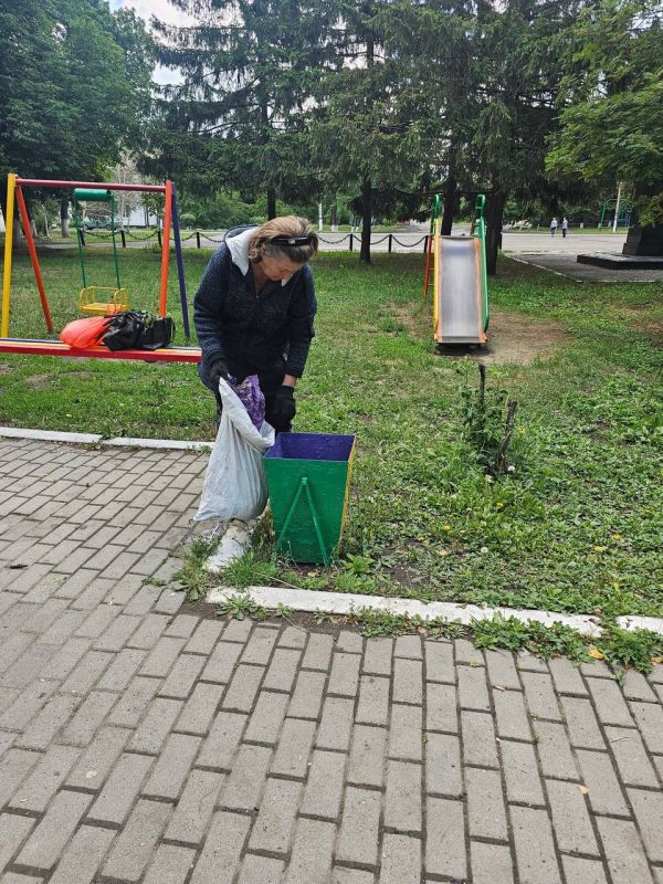 На территории пгт Дзержинский проводятся работы по благоустройству общественных пространств и придорожной сети центральных улиц На территории пгт Дзержинский проводятся работы по благоустройству общественных пространств и придорожной сети центральных улиц