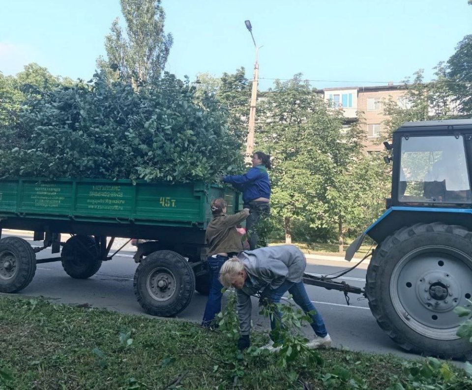 Коммунальные службы проводят работы на территории города Коммунальные службы проводят работы на территории города