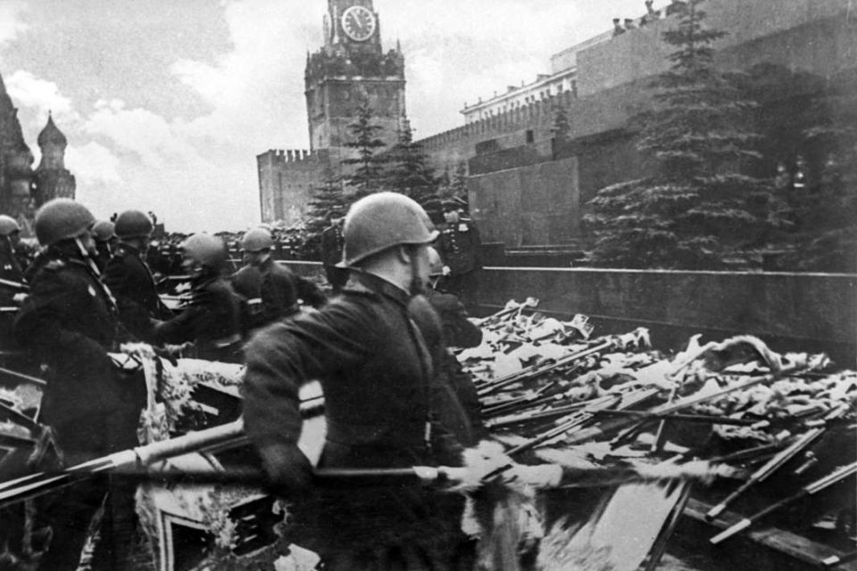 24 июня 1945 года в Москве на Красной площади состоялся Парад Победы, посвящённый триумфу СССР над фашистской Германией в Великой Отечественной войне 24 июня 1945 года в Москве на Красной площади состоялся Парад Победы, посвящённый триумфу СССР над фашистской Германией в Великой Отечественной войне