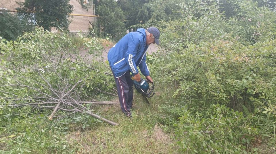 В пгт Дубовский состоялся очередной субботник, в котором приняли участие сотрудники отдела по делам территорий Администрации Антрацитовского МО, рабочие по благоустройству территории, члены Дубовского первичного отделения... В пгт Дубовский состоялся очередной субботник, в котором приняли участие сотрудники отдела по делам территорий Администрации Антрацитовского МО, рабочие по благоустройству территории, члены Дубовского первичного отделения...