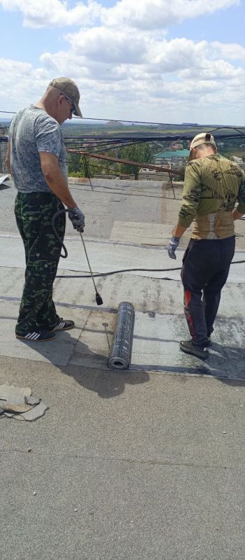 В рамках подготовки объектов жилищного фонда к эксплуатации в отопительном периоде в Ровеньках продолжаются работы по текущему ремонту кровель многоквартирных домов В рамках подготовки объектов жилищного фонда к эксплуатации в отопительном периоде в Ровеньках продолжаются работы по текущему ремонту кровель многоквартирных домов