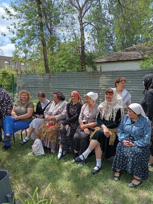 В клубе поселка Атамановка состоялся спектакль «Бабы - 42год. Просто надо жить» В клубе поселка Атамановка состоялся спектакль «Бабы - 42год. Просто надо жить»