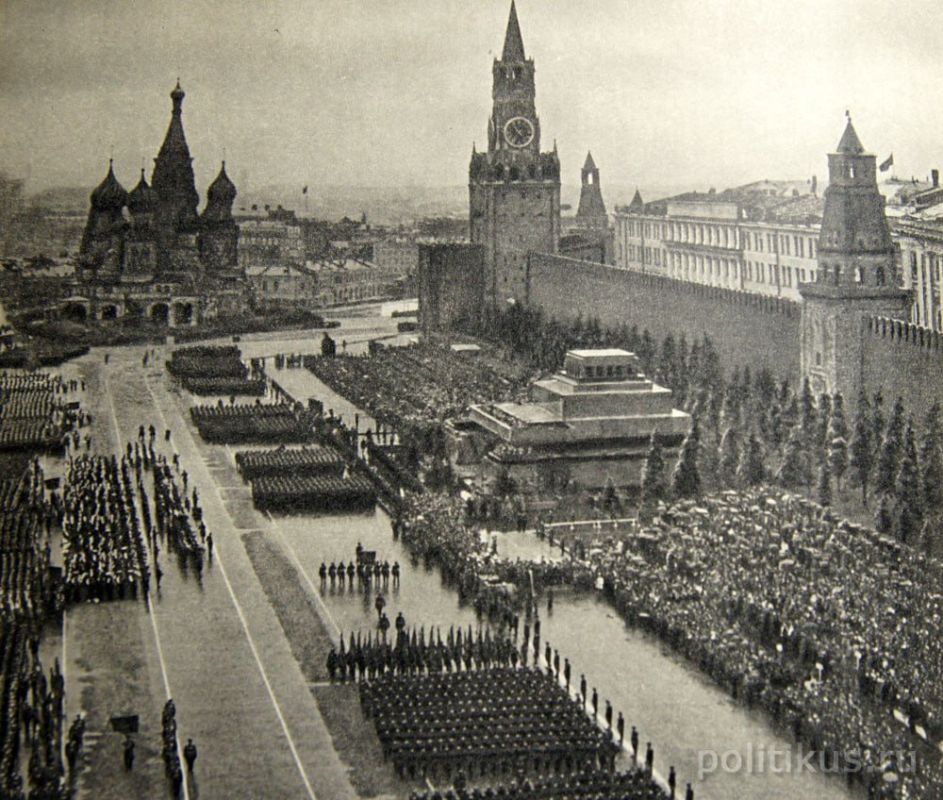 24 июня 1945 года в Москве на Красной площади состоялся Парад Победы, посвящённый триумфу СССР над фашистской Германией в Великой Отечественной войне 24 июня 1945 года в Москве на Красной площади состоялся Парад Победы, посвящённый триумфу СССР над фашистской Германией в Великой Отечественной войне