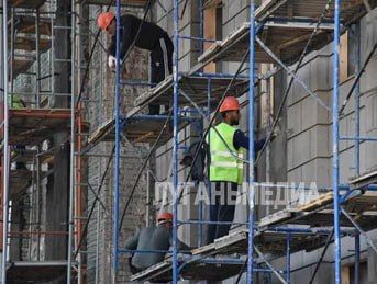 В Краснодоне продолжается капитальный ремонт фасада ДК им. «Молодой гвардии» В Краснодоне продолжается капитальный ремонт фасада ДК им. «Молодой гвардии»