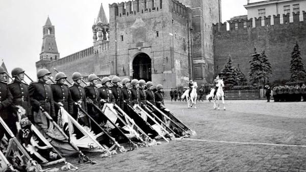 24 июня 1945 года в Москве на Красной площади состоялся Парад Победы, посвящённый триумфу СССР над фашистской Германией в Великой Отечественной войне 24 июня 1945 года в Москве на Красной площади состоялся Парад Победы, посвящённый триумфу СССР над фашистской Германией в Великой Отечественной войне