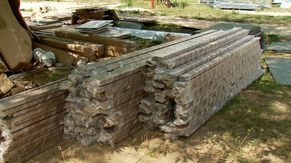 В детском саду «Акварель» г. Краснодона тюменские строители начали установку теневых навесов В детском саду «Акварель» г. Краснодона тюменские строители начали установку теневых навесов