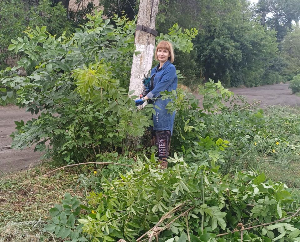 В пгт Дубовский состоялся очередной субботник, в котором приняли участие сотрудники отдела по делам территорий Администрации Антрацитовского МО, рабочие по благоустройству территории, члены Дубовского первичного отделения... В пгт Дубовский состоялся очередной субботник, в котором приняли участие сотрудники отдела по делам территорий Администрации Антрацитовского МО, рабочие по благоустройству территории, члены Дубовского первичного отделения...