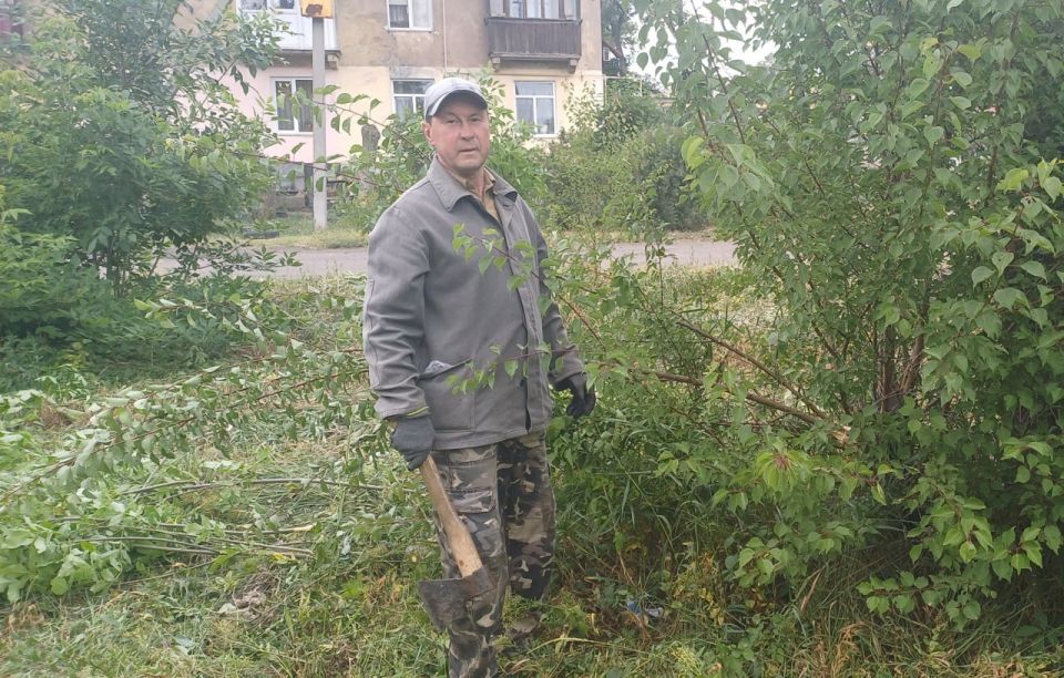 В пгт Дубовский состоялся очередной субботник, в котором приняли участие сотрудники отдела по делам территорий Администрации Антрацитовского МО, рабочие по благоустройству территории, члены Дубовского первичного отделения... В пгт Дубовский состоялся очередной субботник, в котором приняли участие сотрудники отдела по делам территорий Администрации Антрацитовского МО, рабочие по благоустройству территории, члены Дубовского первичного отделения...