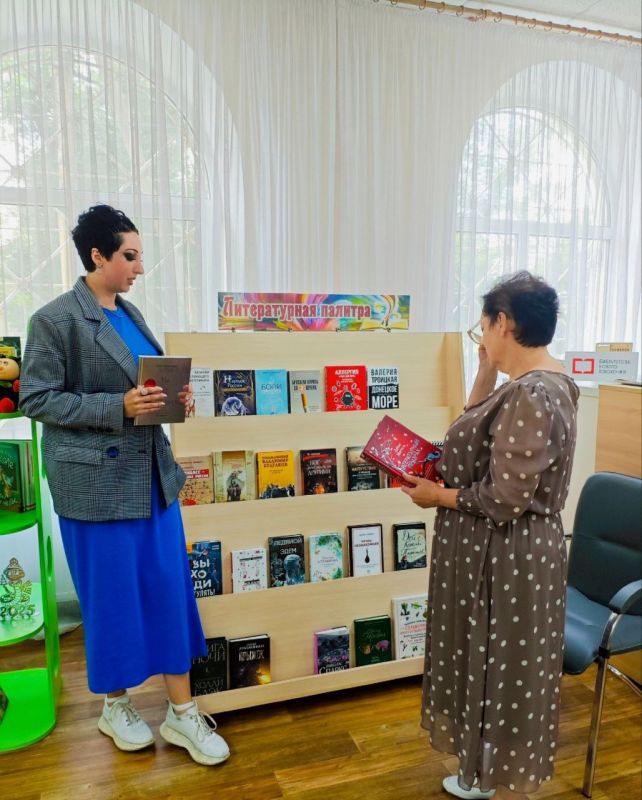 В Краснолучской библиотеке представили новые книги в рамках «Литературной палитры» В Краснолучской библиотеке представили новые книги в рамках «Литературной палитры»