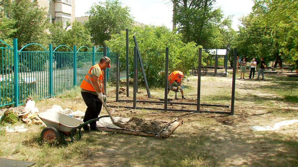 В детском саду «Акварель» г. Краснодона тюменские строители начали установку теневых навесов В детском саду «Акварель» г. Краснодона тюменские строители начали установку теневых навесов