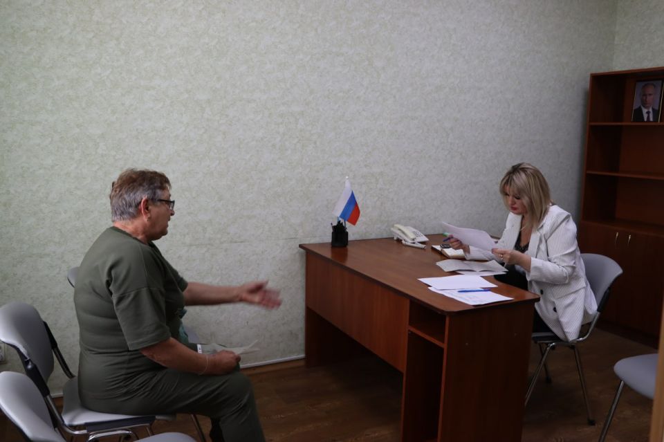 Врип главы Стаханова Наталия Жулинская провела личный прием граждан Врип главы Стаханова Наталия Жулинская провела личный прием граждан
