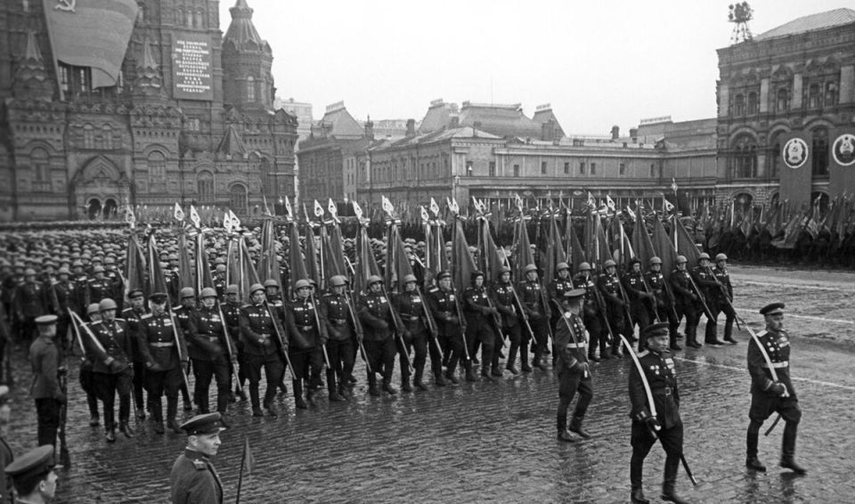 24 июня 1945 года в Москве на Красной площади состоялся Парад Победы, посвящённый триумфу СССР над фашистской Германией в Великой Отечественной войне 24 июня 1945 года в Москве на Красной площади состоялся Парад Победы, посвящённый триумфу СССР над фашистской Германией в Великой Отечественной войне