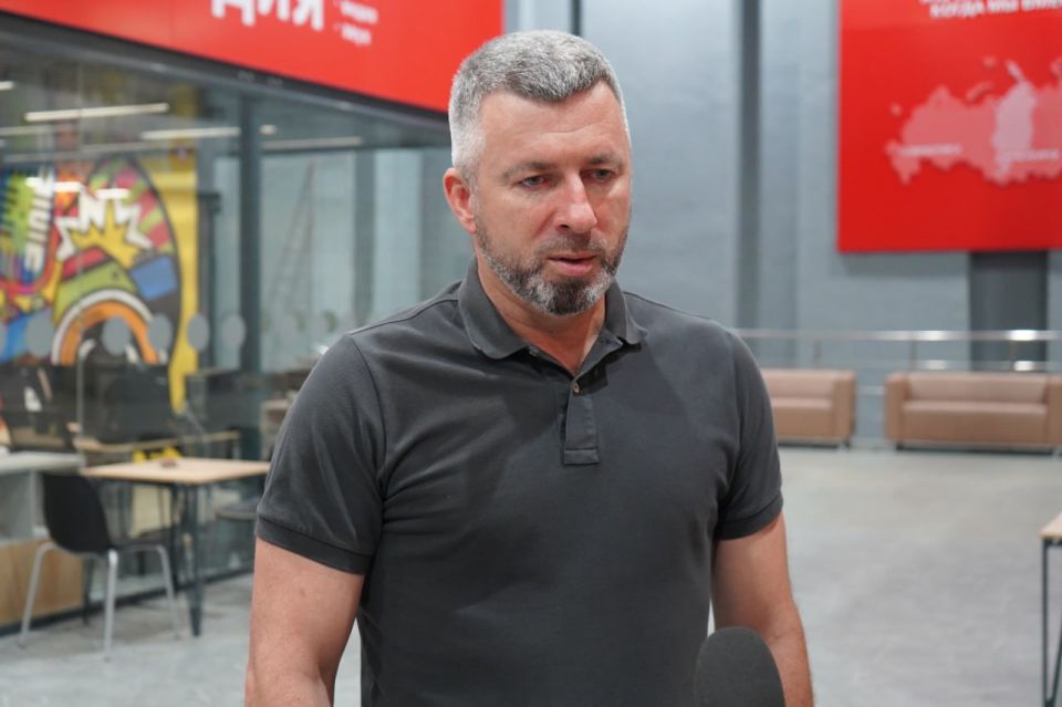 Что там в Свердловске?. Глава Администрации муниципалитета Андрей Сухачев встретился с руководителем арт-резиденции в городе Красноярске «Каменка» Евгенией Петровой Что там в Свердловске?. Глава Администрации муниципалитета Андрей Сухачев встретился с руководителем арт-резиденции в городе Красноярске «Каменка» Евгенией Петровой