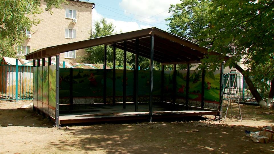 В детском саду «Акварель» г. Краснодона тюменские строители начали установку теневых навесов В детском саду «Акварель» г. Краснодона тюменские строители начали установку теневых навесов