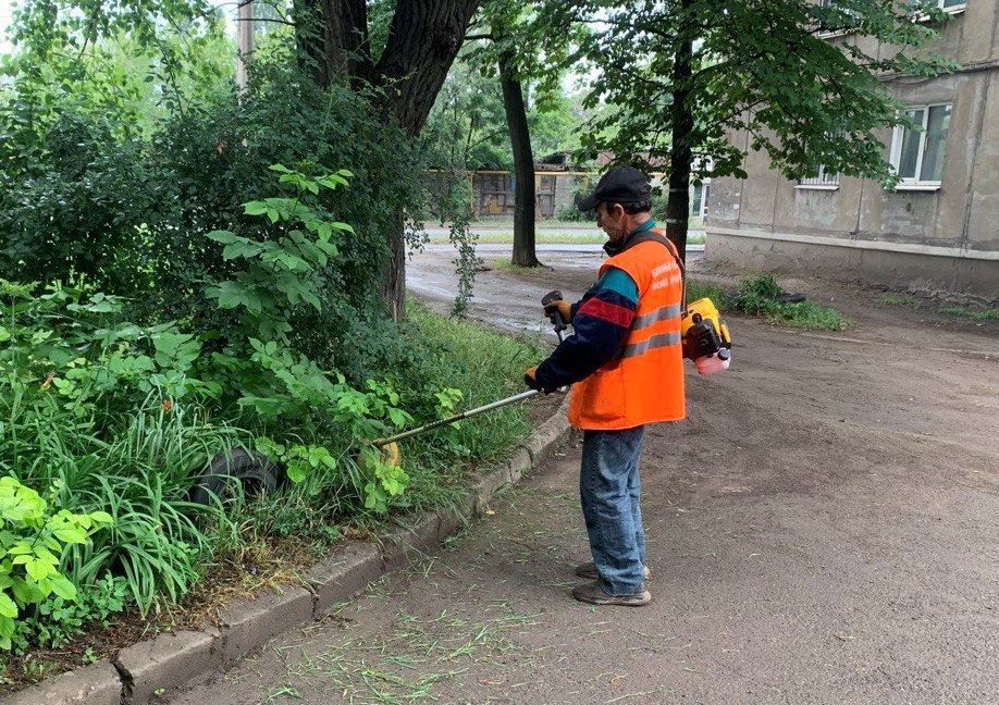 Коммунальные службы проводят работы на территории города Коммунальные службы проводят работы на территории города