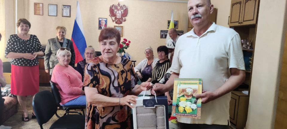 Елена Рахмукова: Юбилей с душой: поздравили председателя совета ветеранов с 65-летием Елена Рахмукова: Юбилей с душой: поздравили председателя совета ветеранов с 65-летием