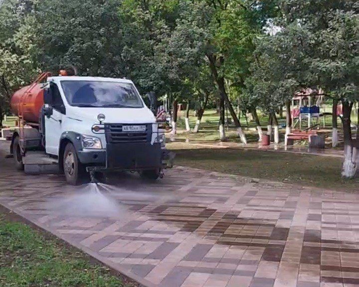 Коммунальные службы проводят работы на территории города Коммунальные службы проводят работы на территории города