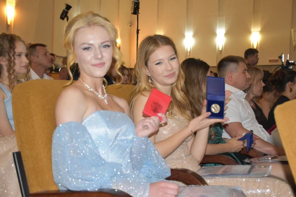 Краснодонская гимназия – одна из школ с самым большим количеством медалистов в ЛНР Краснодонская гимназия – одна из школ с самым большим количеством медалистов в ЛНР
