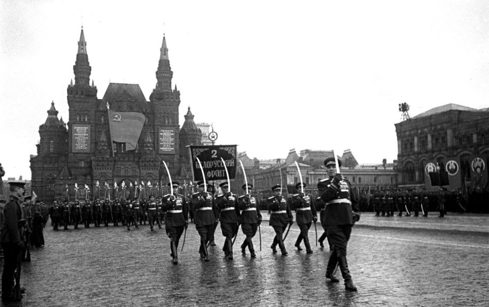24 июня 1945 года в Москве на Красной площади состоялся Парад Победы, посвящённый триумфу СССР над фашистской Германией в Великой Отечественной войне 24 июня 1945 года в Москве на Красной площади состоялся Парад Победы, посвящённый триумфу СССР над фашистской Германией в Великой Отечественной войне
