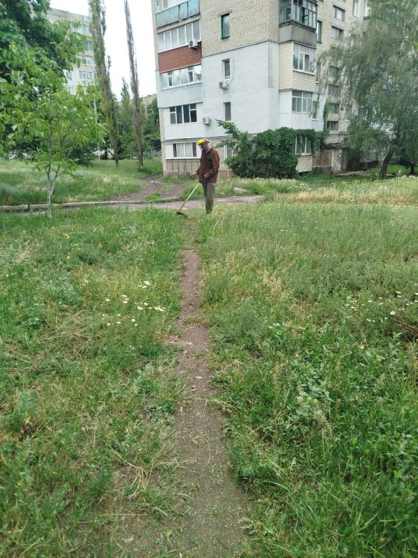 В рамках подготовки объектов жилищного фонда к эксплуатации в отопительном периоде в Ровеньках продолжаются работы по текущему ремонту кровель многоквартирных домов В рамках подготовки объектов жилищного фонда к эксплуатации в отопительном периоде в Ровеньках продолжаются работы по текущему ремонту кровель многоквартирных домов