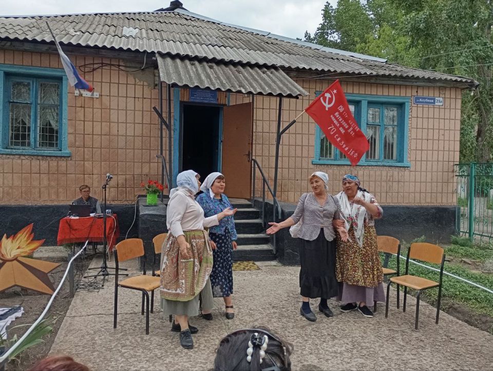 В клубе поселка Атамановка состоялся спектакль «Бабы - 42год. Просто надо жить» В клубе поселка Атамановка состоялся спектакль «Бабы - 42год. Просто надо жить»