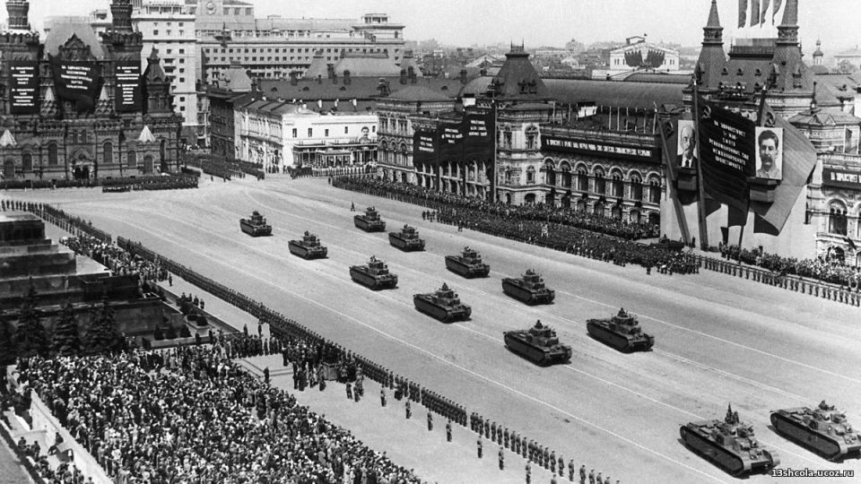24 июня 1945 года в Москве на Красной площади состоялся Парад Победы, посвящённый триумфу СССР над фашистской Германией в Великой Отечественной войне 24 июня 1945 года в Москве на Красной площади состоялся Парад Победы, посвящённый триумфу СССР над фашистской Германией в Великой Отечественной войне
