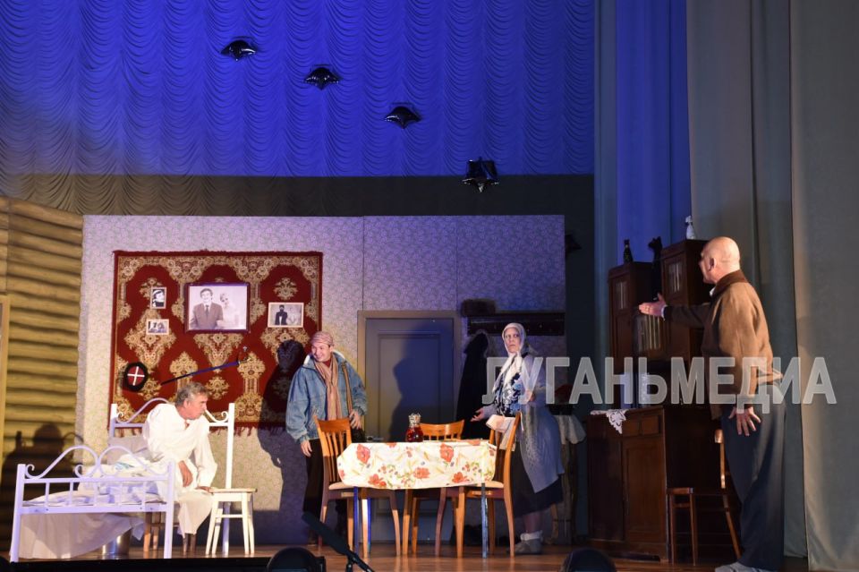 В Антраците труппа из Ставрополя представила премьеру спектакля «Крыша поехала» В Антраците труппа из Ставрополя представила премьеру спектакля «Крыша поехала»