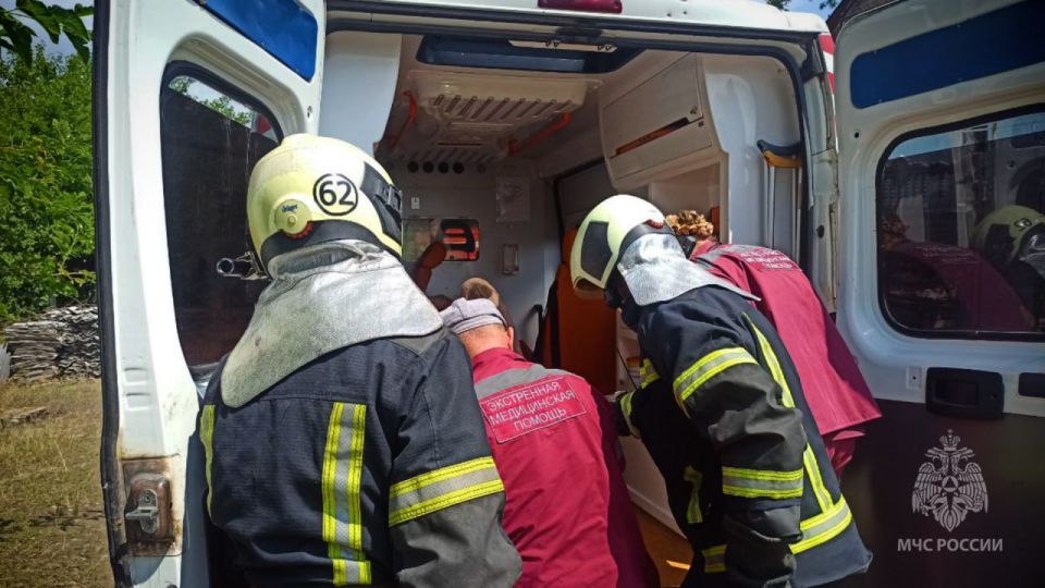 Спасатели МЧС России извлекли женщину из ямы Спасатели МЧС России извлекли женщину из ямы