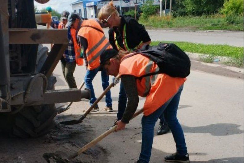 Благоустройство города: работа по очистке бордюров Благоустройство города: работа по очистке бордюров