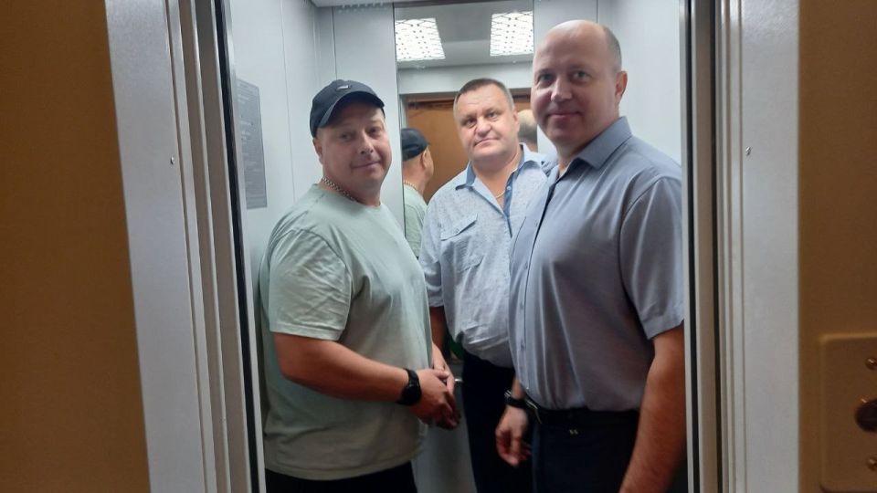 Партийный десант «Единой России» проверили ход работ по ремонту мягкой кровли и установке новых лифтов в многоквартирных жилых домах Партийный десант «Единой России» проверили ход работ по ремонту мягкой кровли и установке новых лифтов в многоквартирных жилых домах
