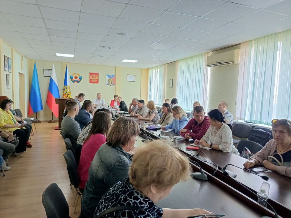 В Ровеньках обсудили развитие малого и среднего бизнеса в ЛНР В Ровеньках обсудили развитие малого и среднего бизнеса в ЛНР