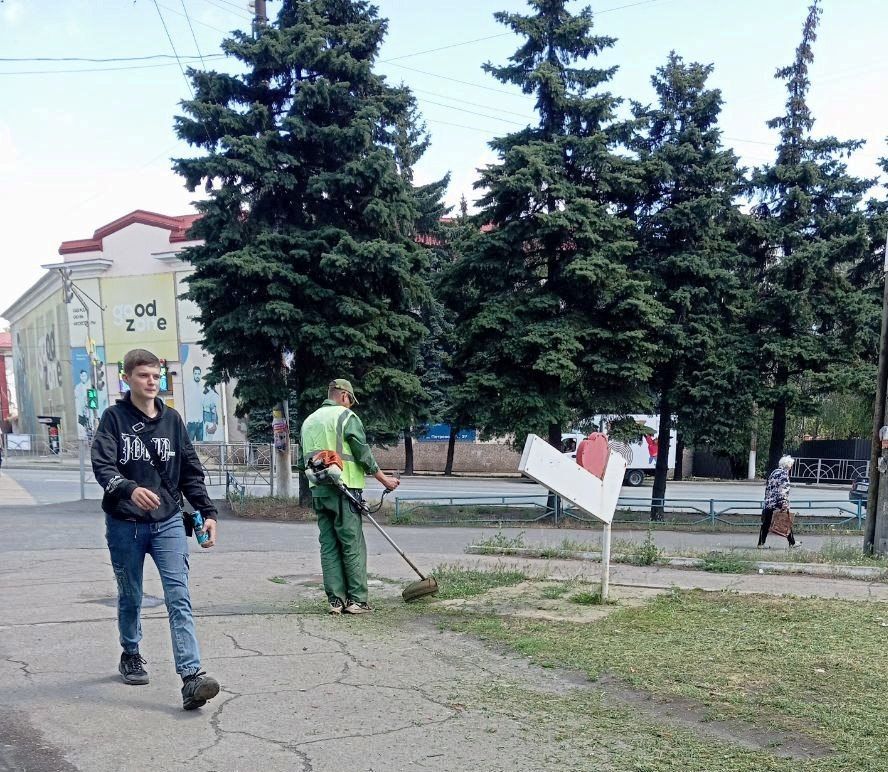 Специалисты МУП "Антрацитовское зеленое хозяйство" активно продолжают работы по благоустройству территории города Специалисты МУП "Антрацитовское зеленое хозяйство" активно продолжают работы по благоустройству территории города
