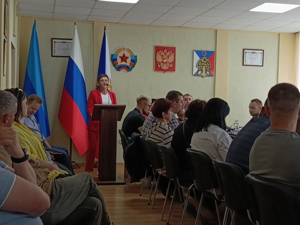 В Ровеньках обсудили развитие малого и среднего бизнеса в ЛНР В Ровеньках обсудили развитие малого и среднего бизнеса в ЛНР