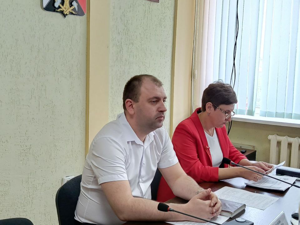 В Ровеньках обсудили развитие малого и среднего бизнеса в ЛНР В Ровеньках обсудили развитие малого и среднего бизнеса в ЛНР