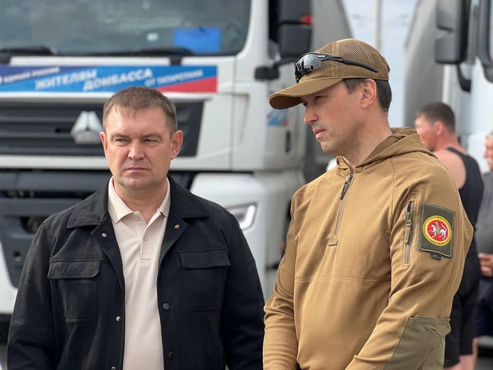 Руководитель татарстанского регионального исполкома «Единой России» Марат Самигуллин во время недавнего визита в подшефные Лисичанск и Рубежное поздравил вице-премьера Татарстана Фаниля Аглиуллина с годовщиной назначения... Руководитель татарстанского регионального исполкома «Единой России» Марат Самигуллин во время недавнего визита в подшефные Лисичанск и Рубежное поздравил вице-премьера Татарстана Фаниля Аглиуллина с годовщиной назначения...