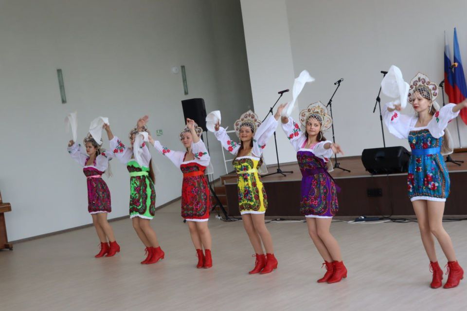 Северодончане отпраздновали третью годовщину освобождения города от украинских националистов Северодончане отпраздновали третью годовщину освобождения города от украинских националистов